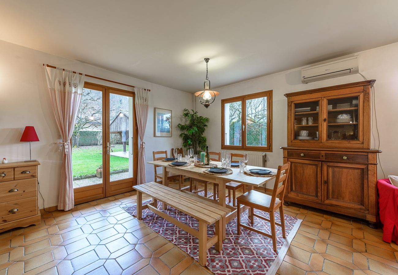 Dining room in the spacious living room of the cosy Maison Vignet in Duingt, in the heart of the village. 