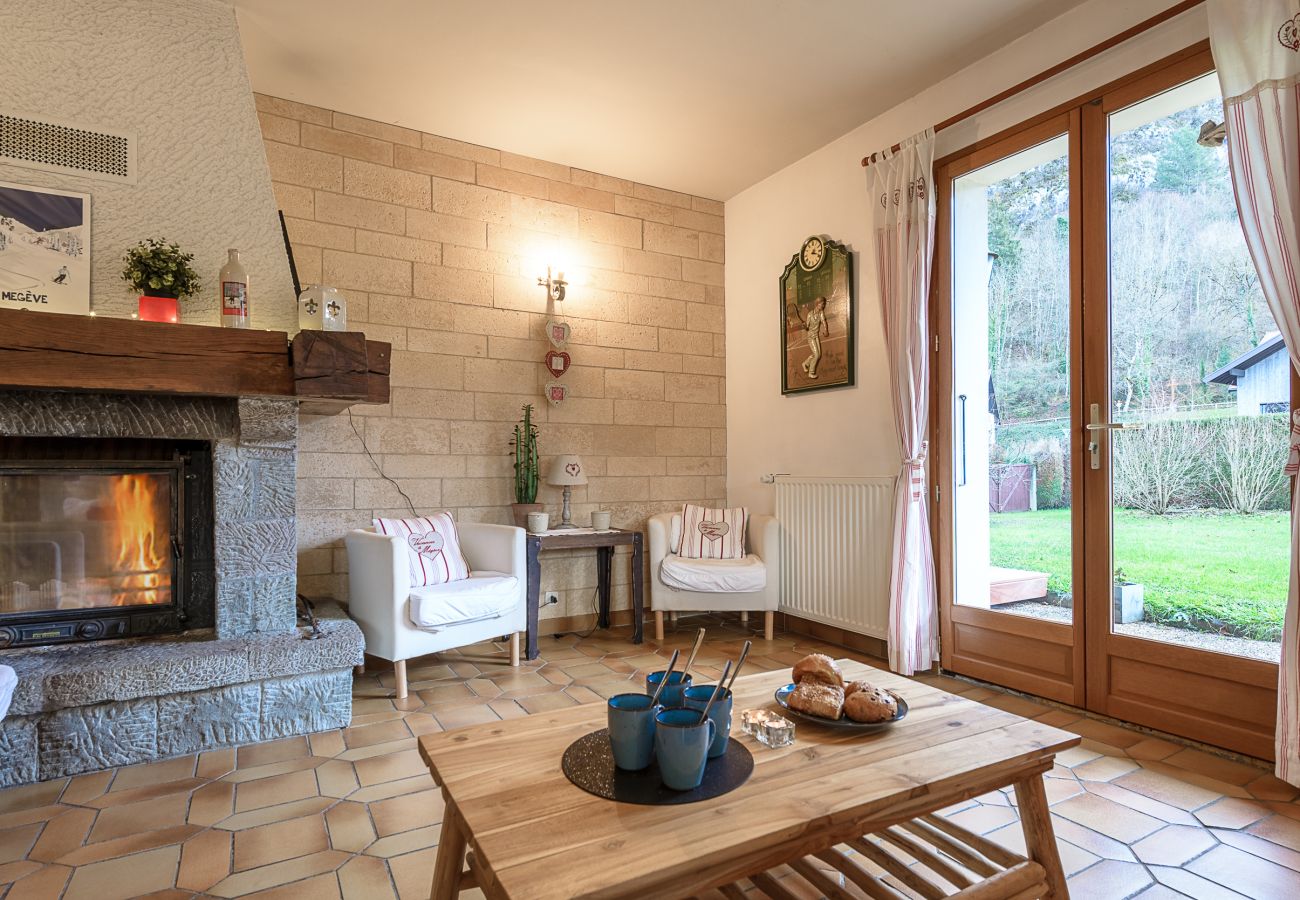 House in the heart of the village of Duingt ideal for family holidays - cosy living room