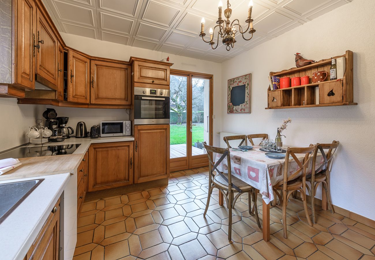 Fitted kitchen with dining area and access to the garden in a cosy house in Duingt 