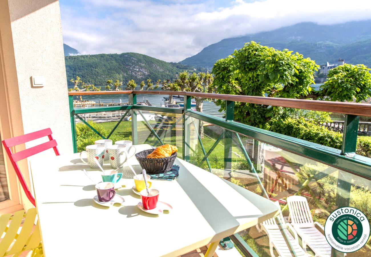 Lake Annecy house rental for families, flat with private beach, hotel with view of lake annessy, French alps