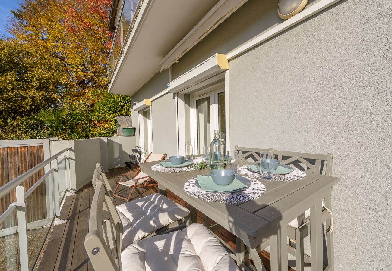 terrace, furniture, rental, luxe, pool, Veyrier, centre, seasonal rental, apartment, design, lake view, Annecy, holidays