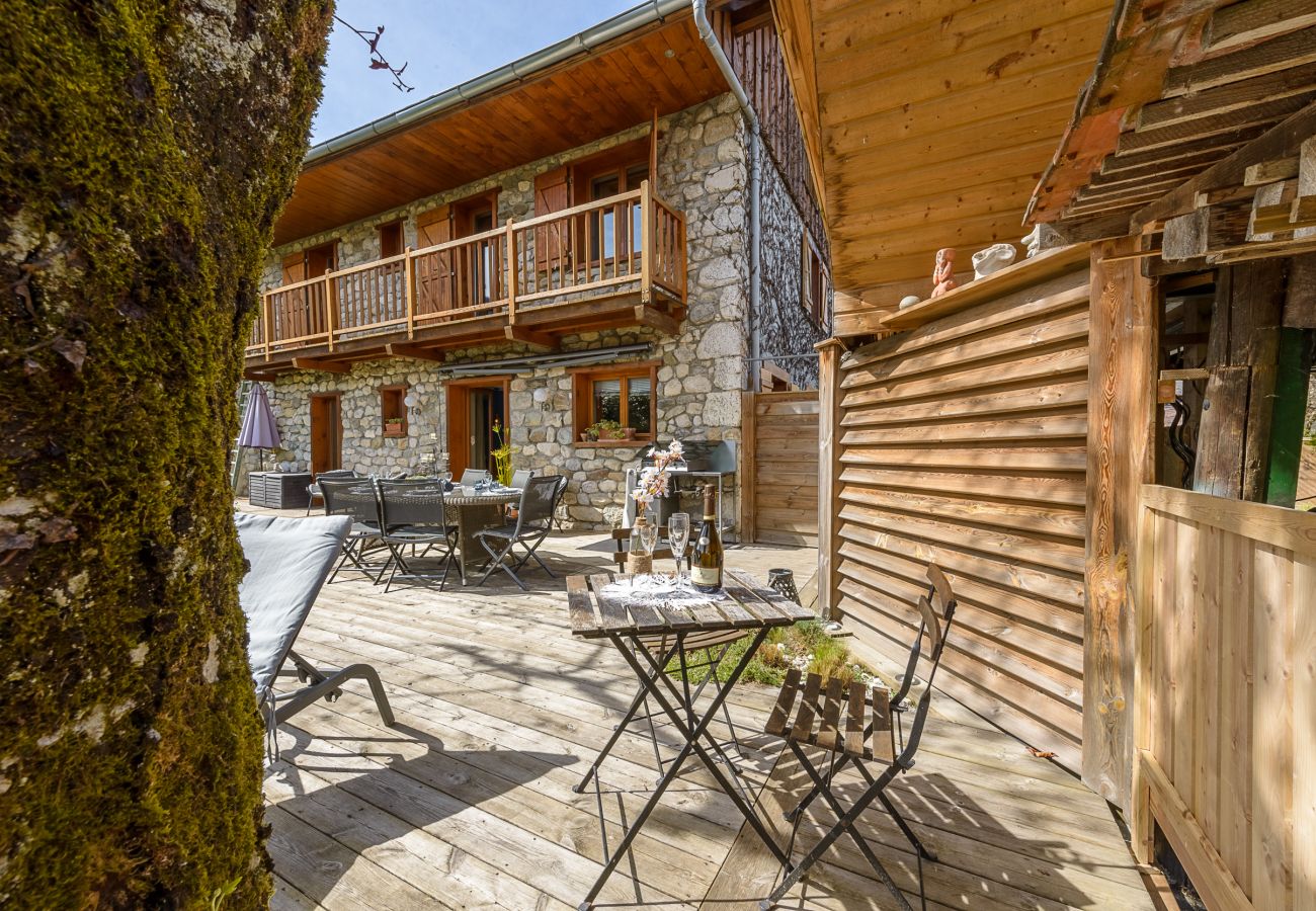 Rent a house on the banks of Lake Annecy for families, mountain retreats, gites to rent in the Alps, waterfront property