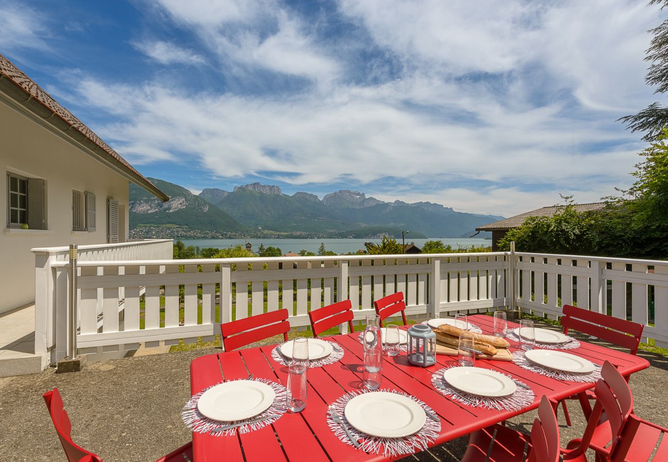 Rent a house on the banks of Lake Annecy for families, waterfront seminar, gite to rent in the Alps, waterfront house 