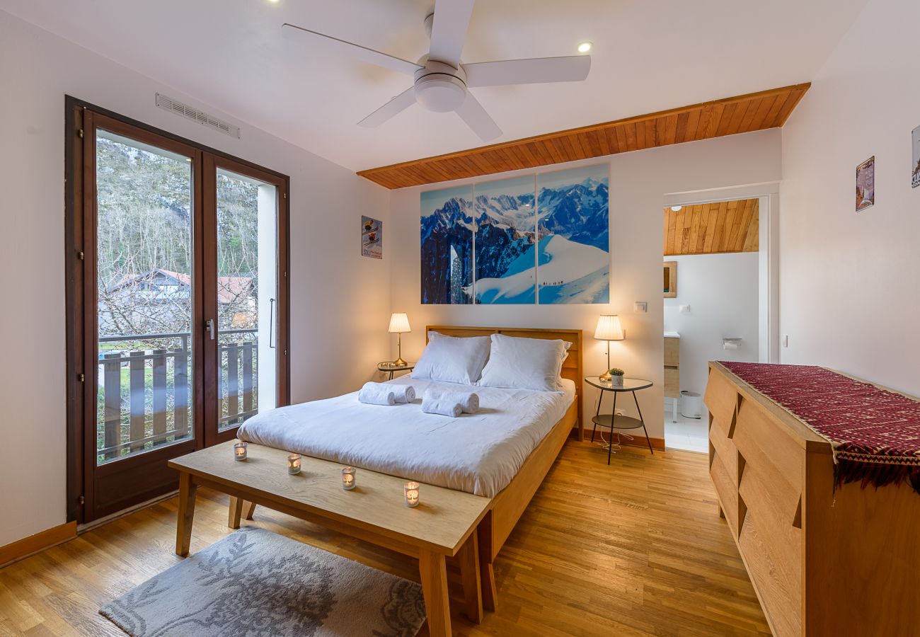 Chambre cosy avec salle de douche et  vue sur la Tournette 