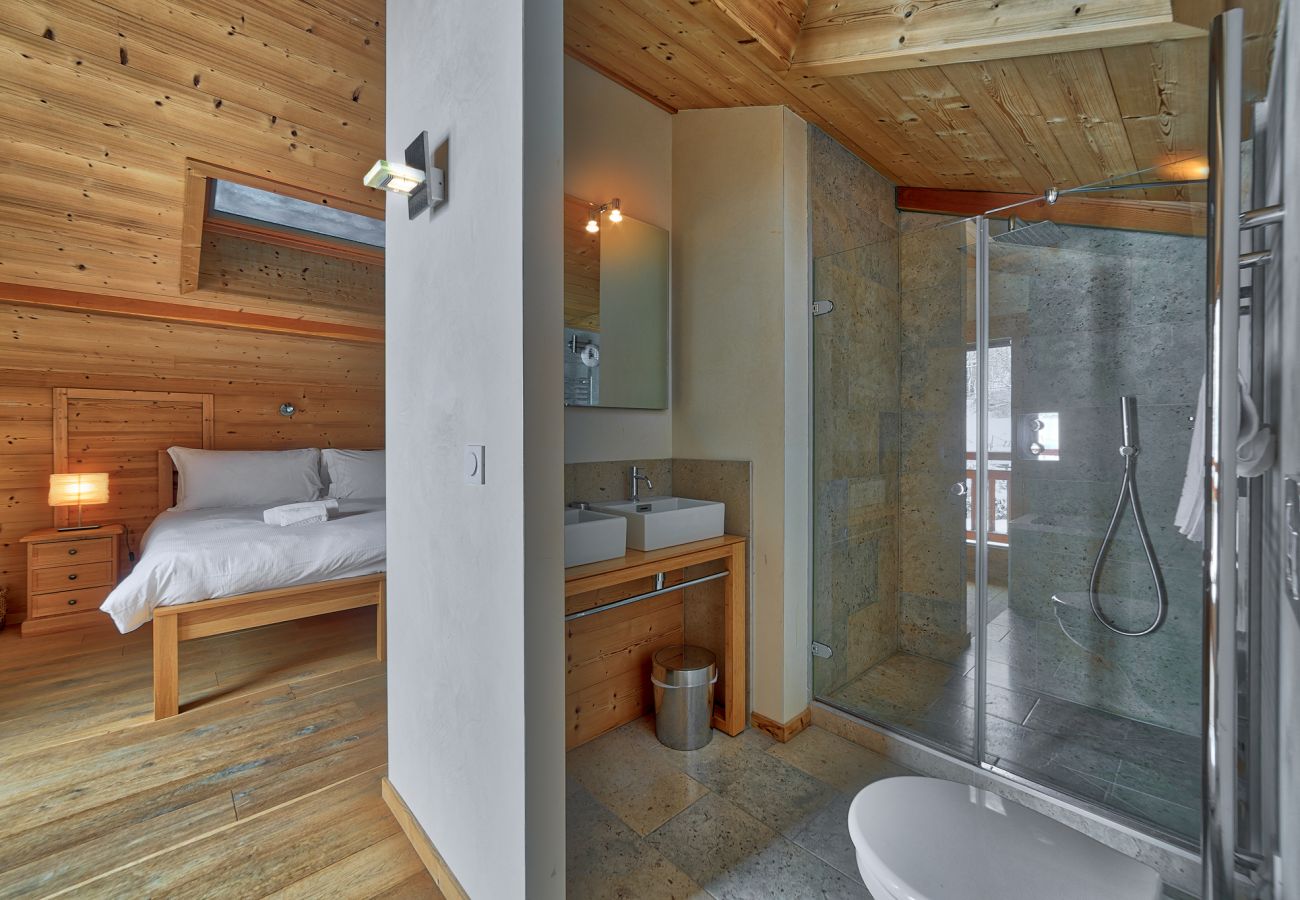 Chambre double moderne avec une salle de bain à l'italienne