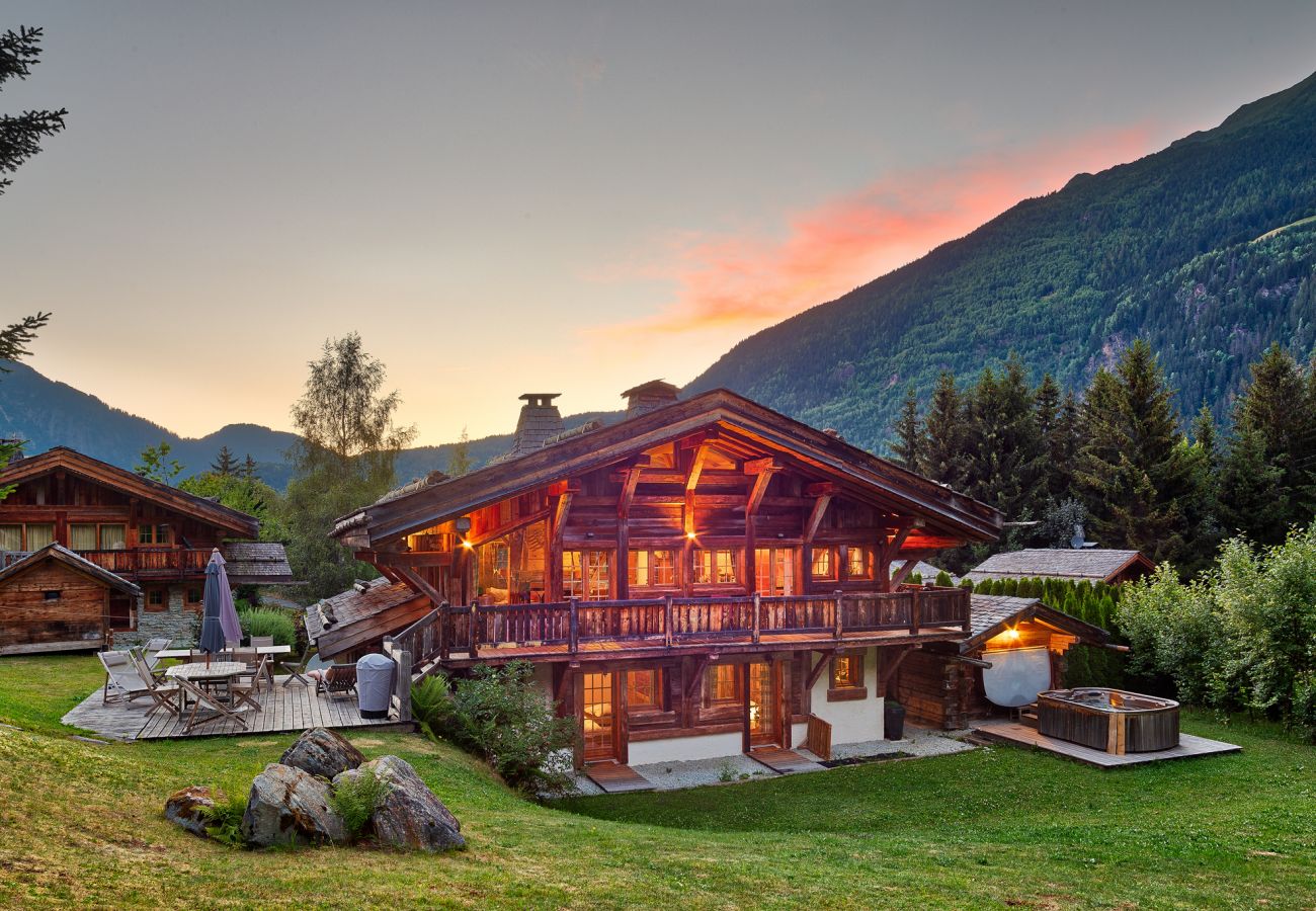 Beau chalet avec toile de fond magnifique et jardin