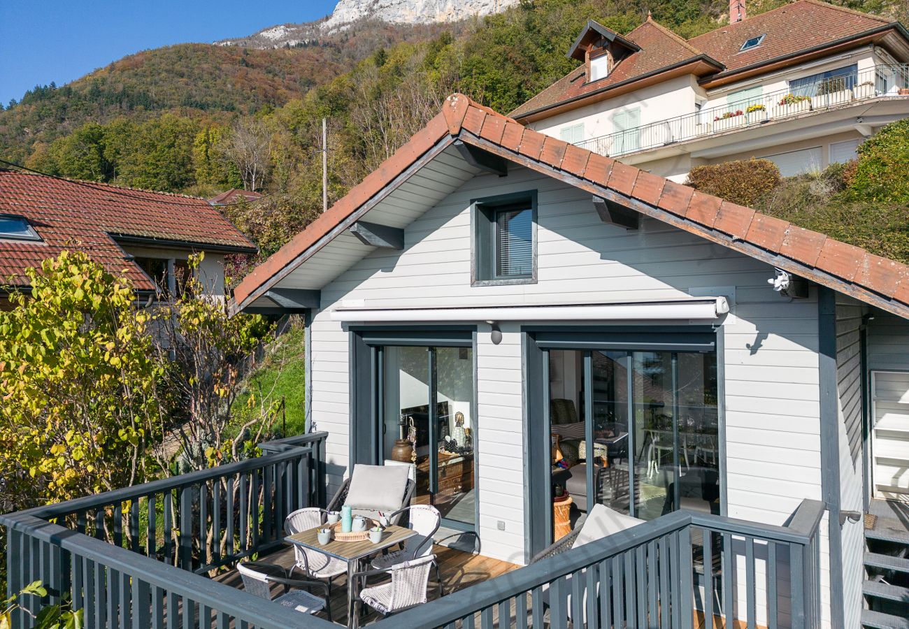 chalet avec terrasse, intimité, vue sur le lac, dents de Lanfon, Mont-Veyrier, randonnées, parapente